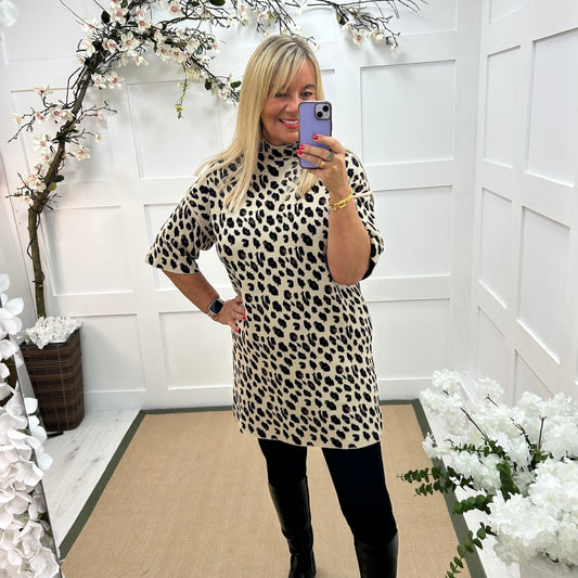 Purdy: Leopard print knitted dress. One size: 14-18