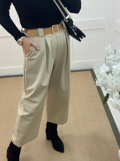 Ginny: Cream belted 3/4 barrel trousers . One size 10-16