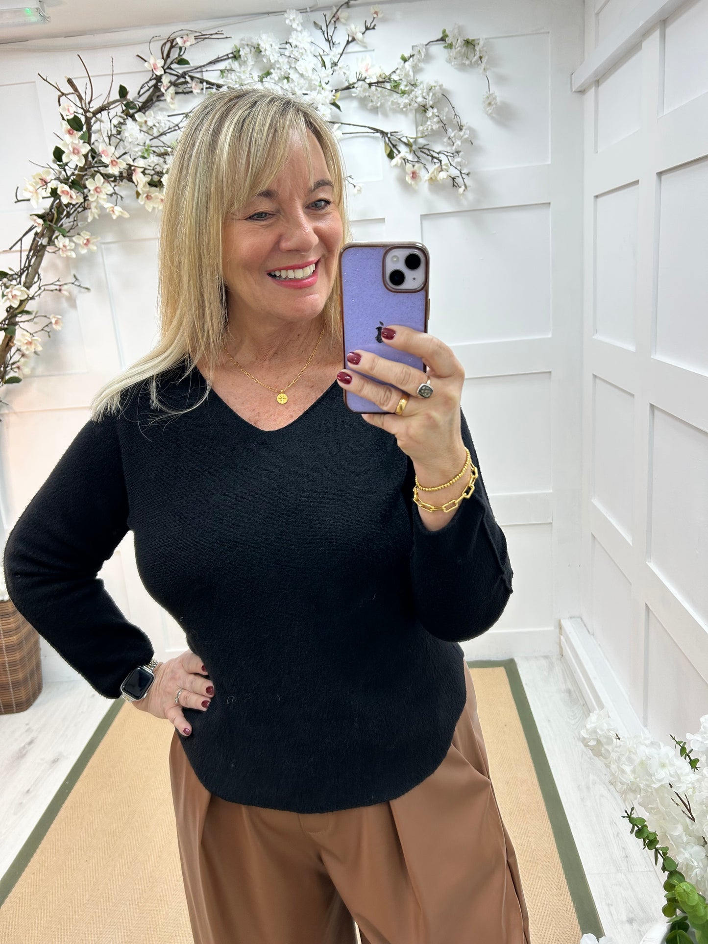 Mindy: Black plain V-neck long sleeve knit top. One size: 10-16/18