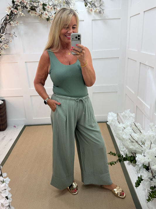Lindy: Elasticated waist wide leg trousers. One size: 10-16. 2 colours