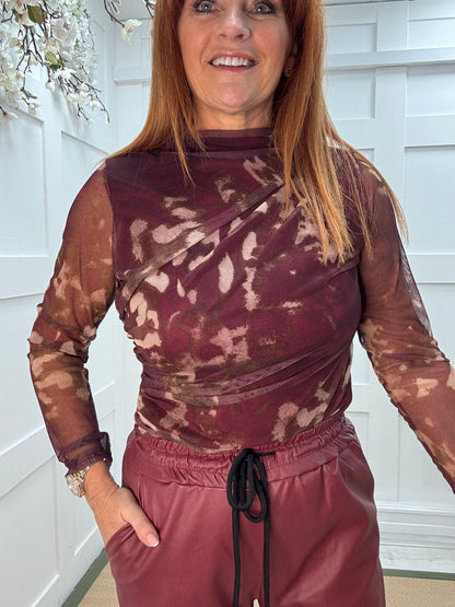 Maya: Burgundy pattern ruched mesh top. One Sz: 12-18
