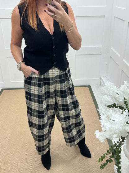 Ginny: Black and cream 3/4 barrel check trousers. One size 10-14/16