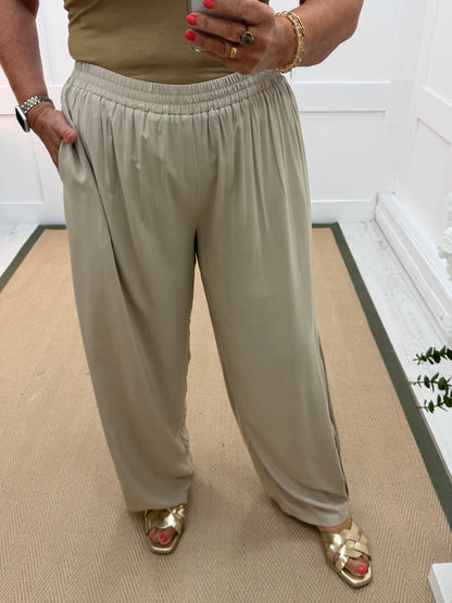 Skye: Balloon leg trousers. One size: 12-18. 2 colours