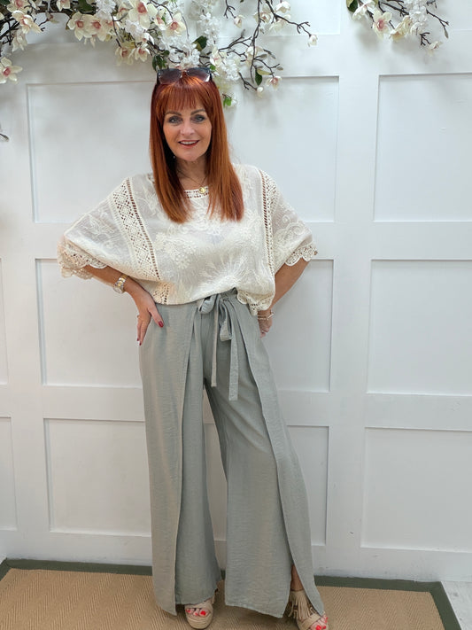 Carla: Cream embroidered floral batwing top. One size: 10-18