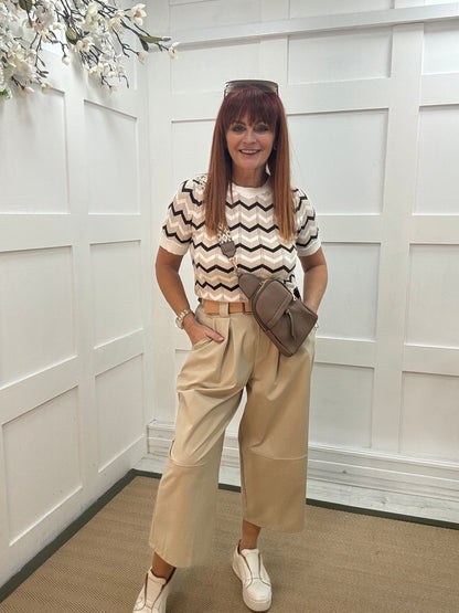 Kaya: Cream, white and brown chevron short sleeved top. One Sz: 10-14