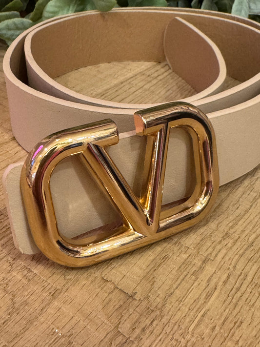Valentina: Cream gold V buckle belt. One size: 8-16