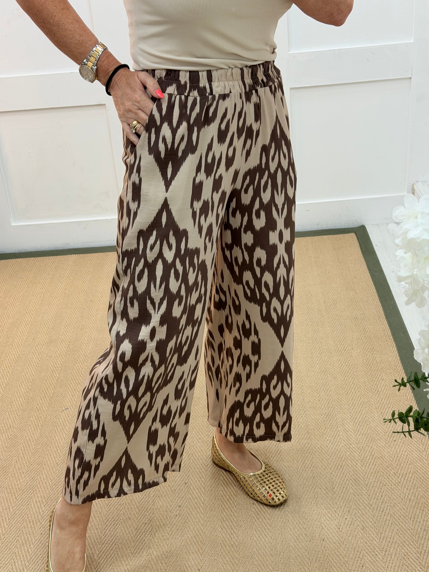 Tilly: Brown & beige geometric printed wide leg 3/4 trousers. One size: 8-14