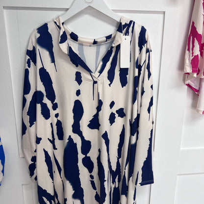 Dilly: Longline printed shirt dress. One size 12-20